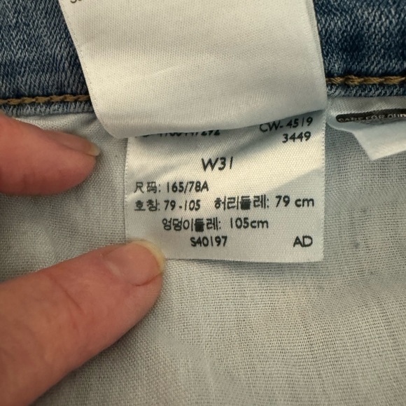 Levi’s Shorts Women’s 31 Med/Lgt Wash Classic Bermuda Mid Rise Original Stretch - Picture 9 of 9